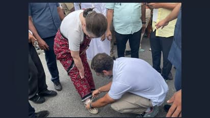 মা সনিয়ার জুতোর ফিতে বেঁধে ভাইরাল রাহুল গান্ধী, মোদীর সঙ্গে তুলনা এনে কটাক্ষ নেটিজেনদের