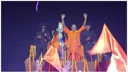 ബുൾഡോസറിലേറി 'യോ​ഗി ആദിത്യനാഥ്'; ആർപ്പുവിളിച്ച് പുഷ്പവൃഷ്ടി നടത്തി ജനങ്ങൾ, ദസറ ദിന റാലിയിൽ സംഭവിച്ചത് ഇങ്ങനെ