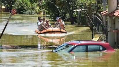 திடீரென்று வந்த வெள்ளம்.. நடு ஆற்றில் சிக்கிய கார்.. மரத்தில் ஏறி தப்பித்த தம்பதியினர்.. திக் திக் நிமிடங்கள்.