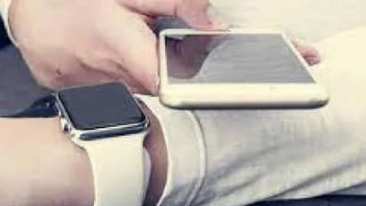 മൊബൈൽ മോഷ്ടിച്ച ആളെ സ്മാർട്ട് വാച്ചിന്റെ സഹായത്തോടെ കണ്ടെത്തി, തലക്കടിച്ച് ഫോൺ തിരികെ വാങ്ങി യുവതി