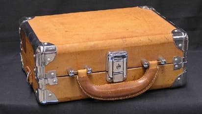 നഗരത്തിൽ ഉപേക്ഷിക്കപ്പെട്ട നിലയിൽ സ്യൂട്ട്കേസ്; ബോംബെന്നു കരുതി തുറന്നു നോക്കിയപ്പോൾ നിറയെ സെക്സ് ടോയ്സ്