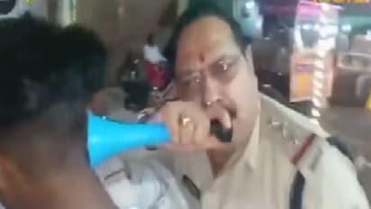 மக்களுக்கு தொல்லைக்கொடுத்த இளைஞர்கள்… நூதன முறையில் தண்டித்த போலீஸார்… வீடியோ வைரல்!!