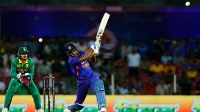 ഇതിനേക്കാള് നന്നായി എങ്ങനെ അക്കൗണ്ട് തുറക്കും! സെവാഗ് സ്റ്റൈല് കൂറ്റന് സിക്സുമായി സഞ്ജു സാംസണ്- വീഡിയോ