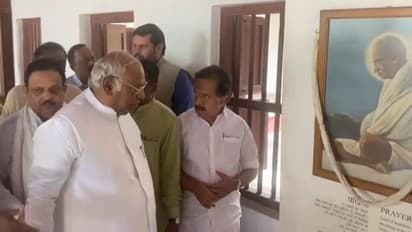 എഐസിസി തെരഞ്ഞെടുപ്പ്: വോട്ട് തേടി ഖാര്ഗ്ഗെ ഗുജറാത്തിൽ, ഒപ്പം ചെന്നിത്തലയും