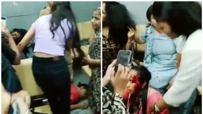 ముంబయి లోకల్ ట్రైన్‌లో సీటు కోసం శివాలెత్తిన మహిళలు.. జుట్లు పట్టుకుని వాదులాట (వీడియో)