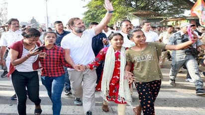 10 फोटो में देखिए भारत जोड़ो यात्रा की झलक, 'भारत माता' से मिले राहुल.. सड़क पर नाचने लगे दिग्विजय 