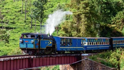 உதகை மலை ரயிலில் பயணிக்க அலைமோதும் சுற்றுலா பயணிகள் கூட்டம்