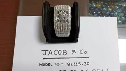 OMG! 27 करोड़ की एक घड़ी, इसके ऊपर एक-दो नहीं बल्कि जड़े हैं 76 सफेद हीरे