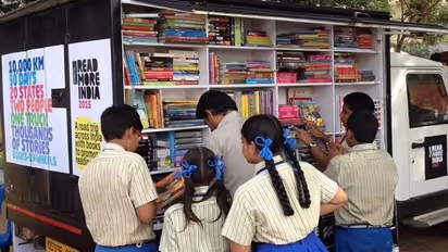 கோவையில் முதல் முறையாக “லைப்ரரி ஆன் வீல்ஸ்” திட்டம்; வாசகர்கள் கொண்டாட்டம்