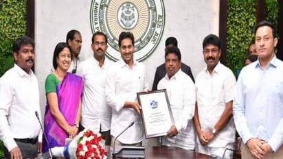 వచ్చే ఏడాది మార్చి 31 నాటికి  రోడ్ల మరమ్మత్తులు పూర్తి చేయాలి: మున్సిపాలిటీలపై  జగన్  సమీక్ష