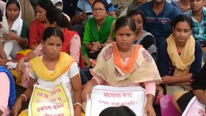 ভাইয়ের কপালে ফোঁটা চোখে জল, ধর্নাস্থলে ভাইফোঁটা নিতে গিয়ে চোখ ভিজল চাকরিপ্রার্থীর