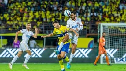 ഐഎസ്എല്‍: ആവേശപ്പോരാട്ടത്തിന്‍റെ ആദ്യ പകുതിയില്‍ ഗോളടിക്കാതെ ബ്ലാസ്റ്റേഴ്സും ഈസ്റ്റ് ബംഗാളും