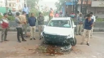 మాదాపూర్లో కారు బీభత్సం.. వేగంగా దూసుకొచ్చి డివైడర్ను ఢీకొట్టడంతో..