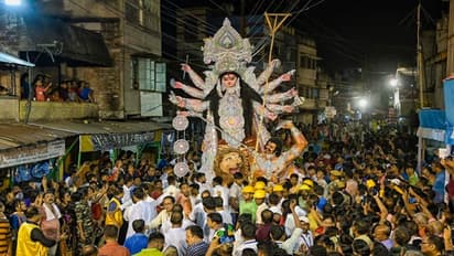 ফের বিপত্তি দুর্গাপুজোর কার্নিভালে, রেড রোডে যাওয়ার পথে দুর্ঘটনার কবলে রামমোহন সম্মিলনীর ট্যাবলো