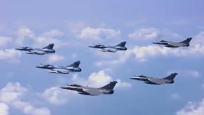 అప్రమత్తమైన భారత వైమానిక దళం .. రాఫెల్,సుఖోయ్ యుద్ద విమానాలతో విన్యాసాలు