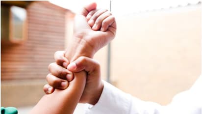 തൊപ്പി വച്ച് വന്നത് ചോദ്യം ചെയ്തു; പ്രിന്‍സിപ്പാളിനെ ചുമരില്‍ ചേര്‍ത്ത് മര്‍ദ്ദിച്ച് പ്ലസ് ടു വിദ്യാര്‍ത്ഥി