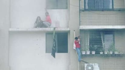 భారీ అగ్నిప్రమాదం.. బాల్కనీలో వేలాడుతూ.. రక్షించమని వేడుకోలు..