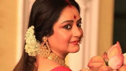 আকাশে চাঁদের অল্প উঁকি, চট্টোপাধ্যায় বাড়িতে দেবী লক্ষ্মী ‘সীতা’ রূপে পূজিত