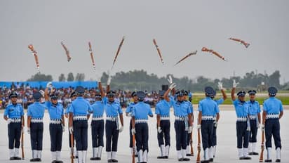 Air Force Day पर चंडीगढ़ में हुई शानदार परेड, 10 फोटो में देखिए वायुसेना का दम 