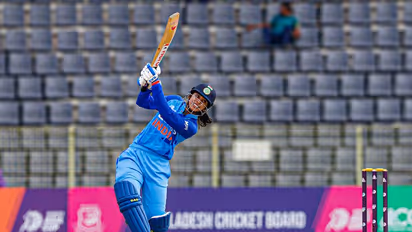 'ലോക ക്രിക്കറ്റിലെ റാണി'; ഐതിഹാസിക ഇന്നിംഗ്‌സിന് പിന്നാലെ സ്മൃതി മന്ദാനയെ പ്രകീര്‍ത്തിച്ച് ക്രിക്കറ്റ് ലോകം