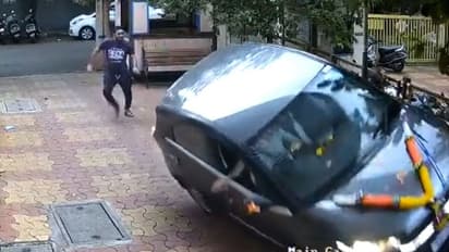 ಹೊಚ್ಚ ಹೊಸ ಕಾರಿನಲ್ಲಿ ಮನೆಗೆ ಬಂದ ಮಾಲೀಕ, ಪಾರ್ಕ್ ಮಾಡಿದ್ದ ಬೈಕ್ ಮೇಲೆ ಹತ್ತಿಸಿ ಅಪಘಾತ!