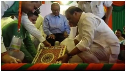 ബിജെപി പ്രവർത്തകരുടെ പാദങ്ങൾ കഴുകി അസം മുഖ്യമന്ത്രി; 'പാർട്ടി പാരമ്പര്യത്തിന്റെ മൂലക്കല്ല്' എന്നും ട്വീറ്റ്
