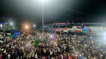 కాంగ్రెస్ ఎమ్మెల్యేపై దాడి.. గుజరాత్ లో తీవ్ర ఉద్రిక్తత.. దుకాణాలకు నిప్పు, ఫైర్ ఇంజన్ ధ్వంసం