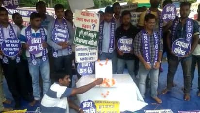 চাকরি নেই-তাই লক্ষ্মীও নেই, শুধু ফুল দিয়েই পুজো এসএসসি বিক্ষোভকারীদের