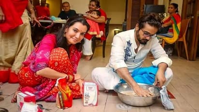 বাড়ির লক্ষ্মীপুজোয় ব্যস্ত প্রসেনজিৎ, প্রতি বারের মতো নিজের হাতেই মাখলেন সিন্নি