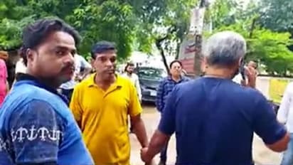 एसपी ऑफिस के सामने युवक ने की दबंगई, पीड़ित बोला- आरोपी मारता रहा थप्पड़ और सामने खड़ी देखती रही पुलिस