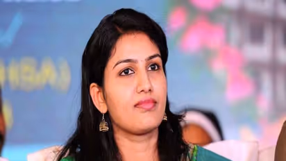 'നീ പെണ്ണാണ് എന്ന് കേൾക്കുന്നത് അഭിമാനം, വെറും പെണ്ണ് എന്ന് പറയുന്നിടത്താണ് പ്രതിഷേധം'; കുറിപ്പുമായി രേണുരാജ്