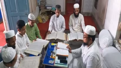 मेरठ: मौलाना फर्राटेदार अंग्रेजी के साथ बच्चों को संस्कृत में सुनाते है श्लोक, नाम के आगे लगाते है चतुर्वेदी