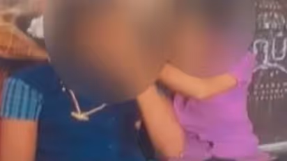 பஸ் ஸ்டாப்பில் வைத்து பள்ளி சீருடையில் 12ம் வகுப்பு மாணவிக்கு தாலி கட்டிய மாணவன்.. வைரல் வீடியோ..!