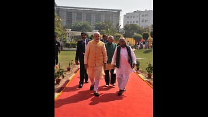 जब भयानक वायरल हुई थी मंच पर PM मोदी के कान में कुछ कहने वाली मुलायम सिंह यादव की फोटो