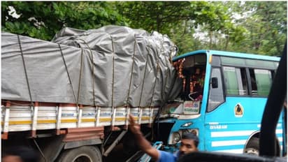 നിയന്ത്രണം വിട്ട ബസ് ലോറിയില് ഇടിച്ച് കയറി; 20 പേർക്ക് പരുക്ക്