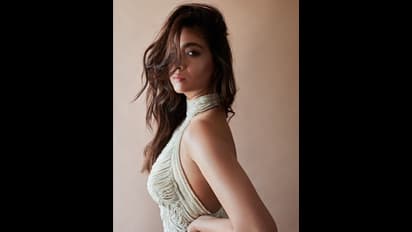  ಹೇಗಿದ್ದ ಕೀರ್ತಿ ಹೇಗಾದ್ರು ನೋಡಿ; 2.25 ಲಕ್ಷ ರೂ. ಮುತ್ತಿನ ಗೌನ್‌ನಲ್ಲಿ ಮಿಂಚಿದ 'ಮಹಾನಟಿ'