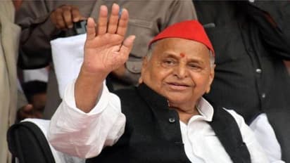 अमिताभ बच्चन का बर्थडे छोड़ जया और अभिषेक पहुंचे मुलायम सिंह यादव के गांव, अंंतिम संस्कार में हुए शामिल