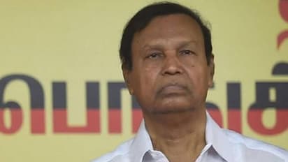 திமுக தொண்டனை செருப்பு தூக்கவைத்த டி.ஆர் பாலு...  ஸ்டாலின் படித்து படித்து சொல்லியும் திருந்தல.. 