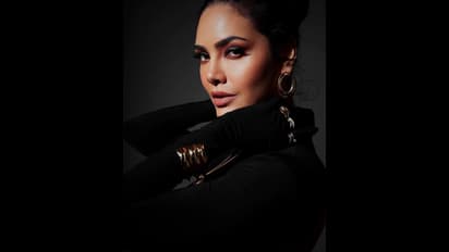 স্কিনফিট বডিকনে ঠেলে বেরোচ্ছে স্তনযুগল, উরুর একাংশ বার করে হট লুকে আগুন জ্বালালেন এষা