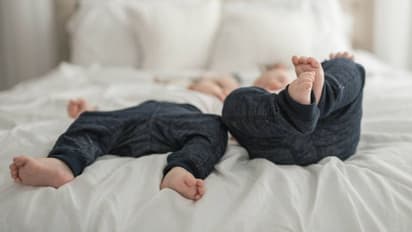 ഇരട്ടക്കുട്ടികളെ വളർത്തുമ്പോൾ ഇക്കാര്യങ്ങൾ ശ്ര​ദ്ധിക്കാം