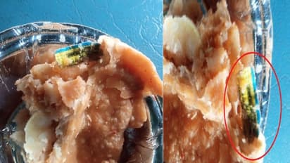 समोसा में निकला पीला पेपर तो यात्री ने IRCTC से मांगा जवाब, रेलवे पर बरपा लोगों का गुस्सा