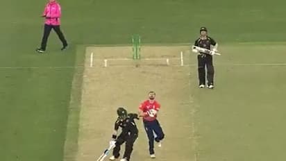 വെയ്ഡിന്‍റെ 'കൈയബദ്ധം ബട്‌ലര്‍ ക്ഷമിച്ചു; ഔട്ടിനുവേണ്ടി അപ്പീല്‍ പോലും ചെയ്യാതിരുന്നതിനെ പരിഹസിച്ച് ഖവാജ