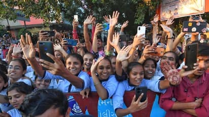 पीएम मोदी गुजरात में अपनों के बीच...एक झलक पाने को बेताब दिखे लोग, जगह-जगह जोरदार स्वागत