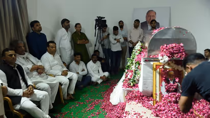 Mulayam Singh Yadav Death: सैफई में मुलायम सिंह यादव के अंतिम दर्शन का उमड़ी भीड़, CM योगी ने दी श्रद्धांजलि