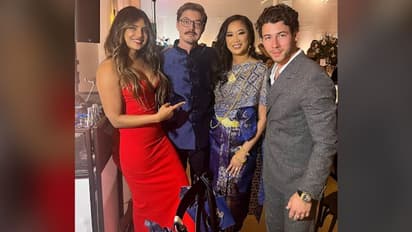 डीप नेक वाले रेड हॉट गाउन में प्रियंका चोपड़ा ने लगाई आग, पति के साथ दोस्त की शादी में पहुंचीं