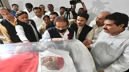मुलायम सिंह यादव का निधन: फूट-फूटकर रोई डिंपल, नेताजी के अंतिम दर्शन कर भावुक हुए आजम खान, देखें तस्वीरें