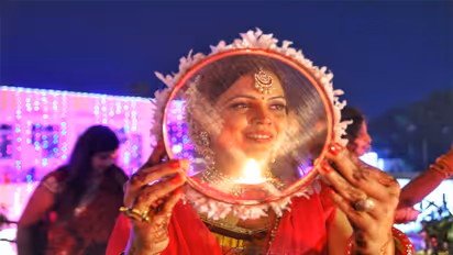 पहली बार रखने जा रहे हैं करवा चौथ का व्रत, तो इस तरह करें इसका पालन मिलेगा पूरा फल
