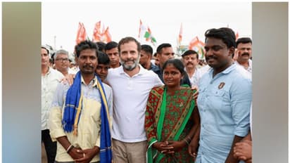 വി​ഗ്രഹം അശുദ്ധമാക്കിയെന്ന് ആരോപിച്ച് 60000 പിഴ; കോലാറിലെ ദളിത് കുടുംബത്തെ സന്ദർശിച്ച് രാഹുൽ ​ഗാന്ധി 