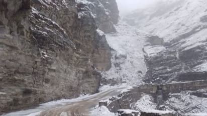 झमाझम बारिश के बाद पहाड़ों पर हुई बर्फबारी, 10 फोटो में देखिए कश्मीर, हिमाचल और उत्तराखंड का खूबसूरत नजारा 