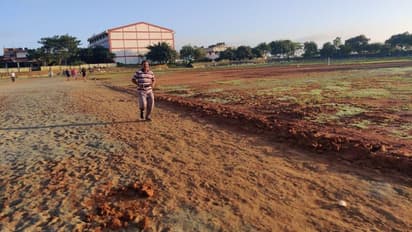 ಹಾವೇರಿ ಜಿಲ್ಲಾ ಕ್ರೀಡಾಂಗಣ ಅವ್ಯವಸ್ಥೆ; ಕಲ್ಲು ಪುಡಿ ಟ್ರ್ಯಾಕ್‌ನಲ್ಲೇ ತಾಲೀಮು!